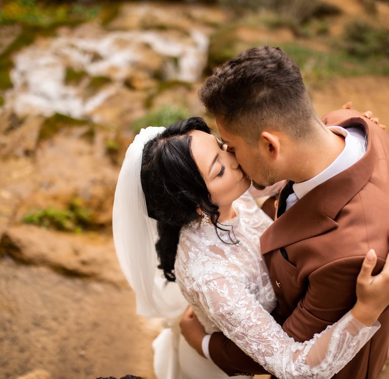 Fotograf Oradea – moment spontan de cuplu, fotografie naturală cu emoții reale