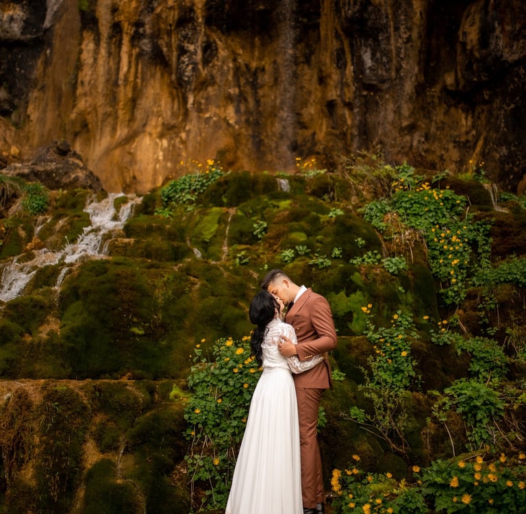 Fotograf nuntă Oradea – portret de mireasă, lumină caldă și expresie autentică