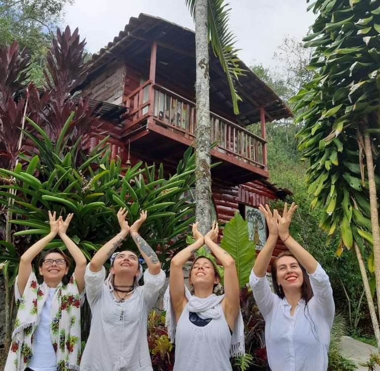 mujeres poderosas haciendo mudras 