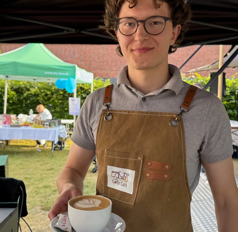 Barista mit einem Cappuccino