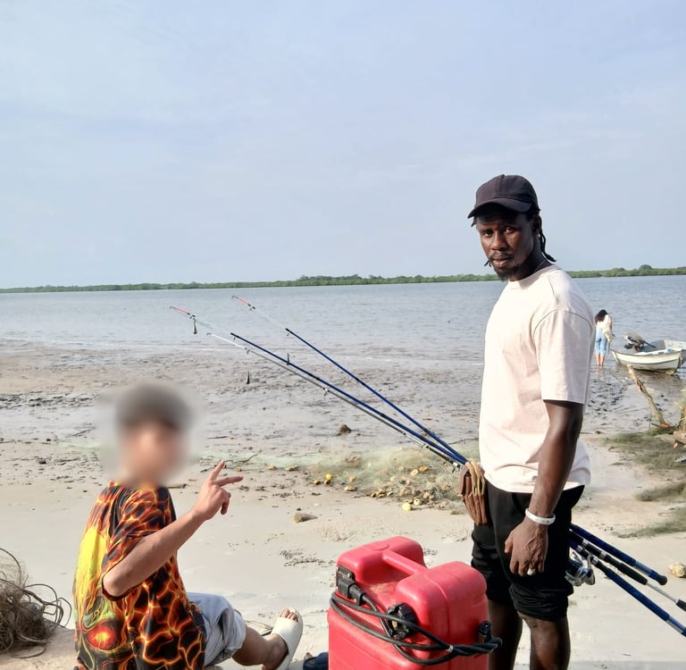 Photo d'un jeune accompagné par Kadiamor et Bourokk qui apprend à pêcher