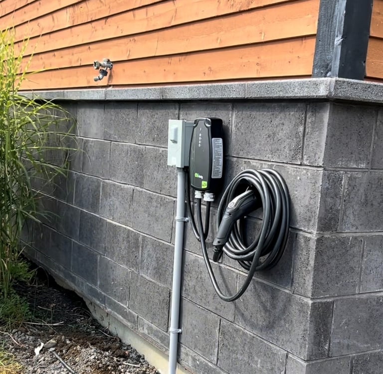 Installation d'une borne FLO sur une maison en brique.