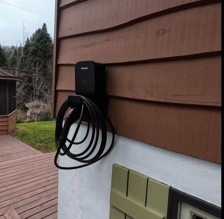 Installation d'une borne de recharge résidentielle par un électricien certifié.