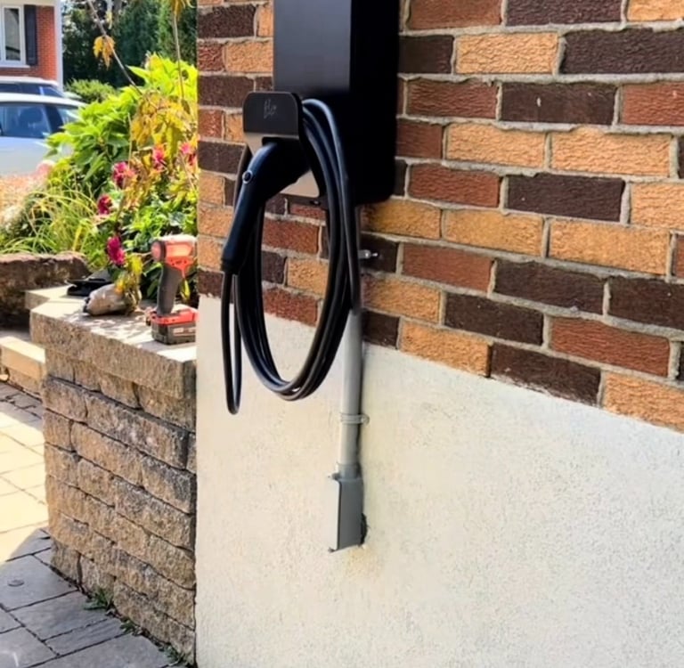 Électricien certifié installant une borne de recharge de niveau 2.