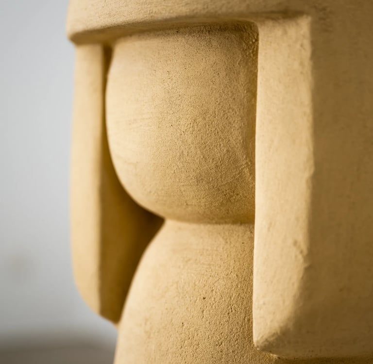 Großaufnahme einer Kokeshi aus Stein.