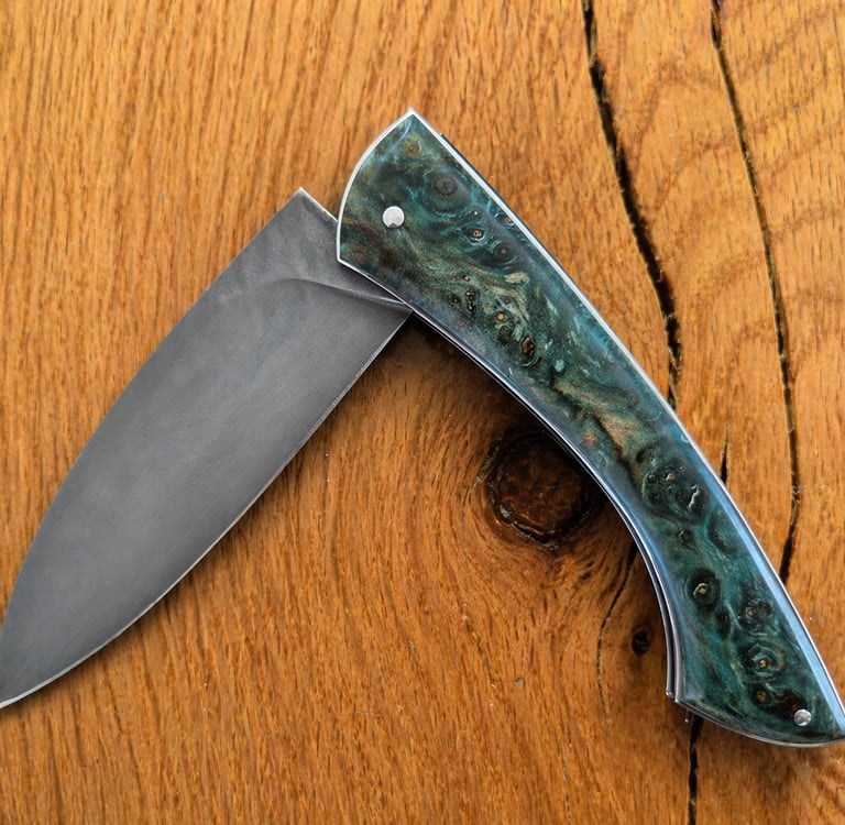 Couteau pliant artisanal à cran forcé avec manche vert stabilisé