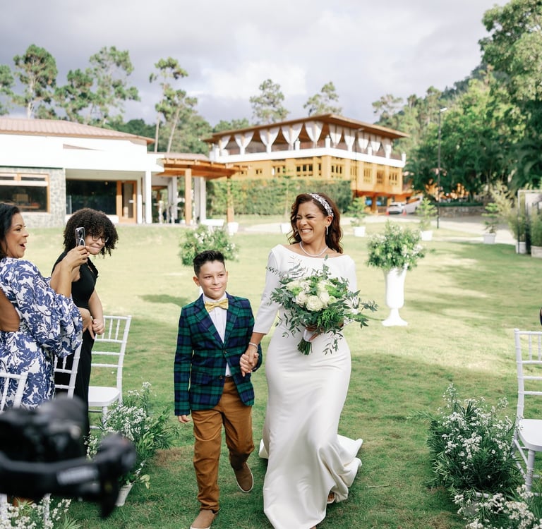 Dama entrando a la ceremonia de la mano de niño. Foto: Fidel Alvarez