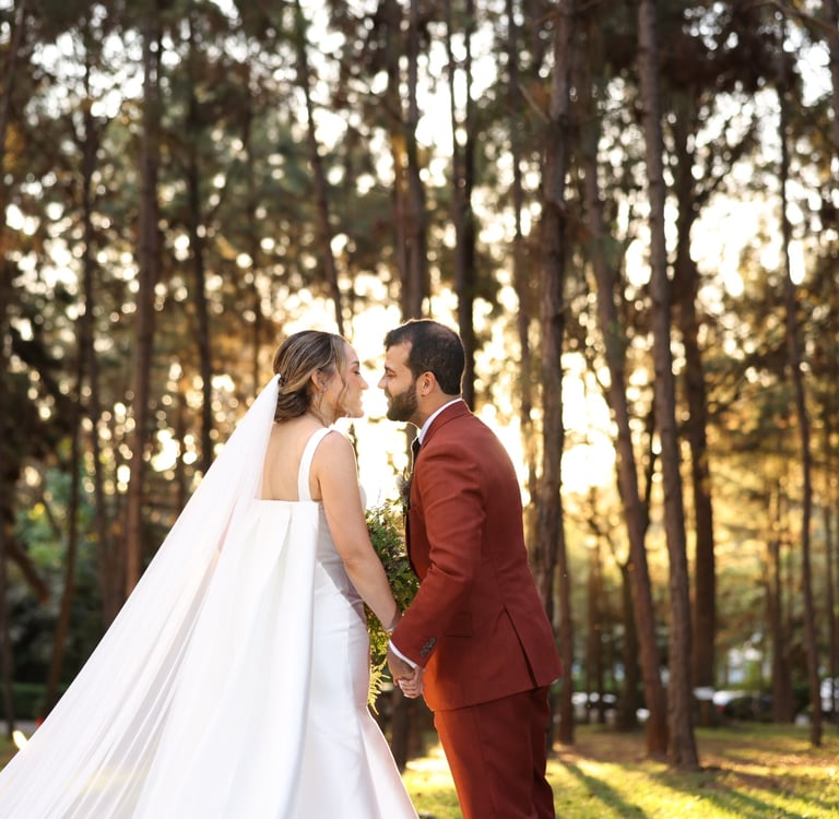 Pareja en medio del bosque en Jarabacoa. Foto: Misael Bencosme 