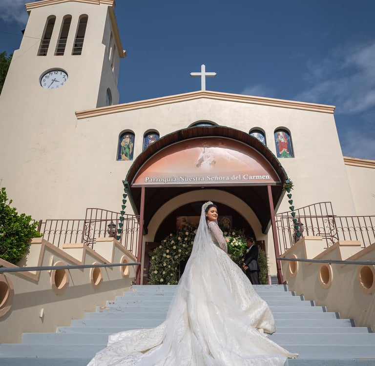 Mujer en vestido de novia en la entrada de la Parroquia en Jarabacoa. Foto: Misael Bencosme