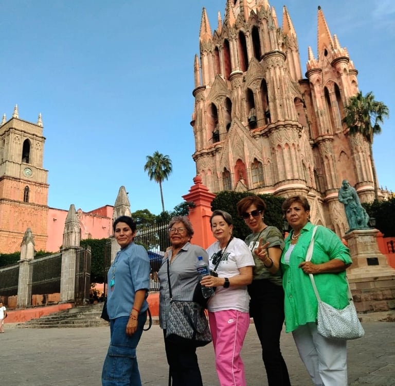 Familia disfrutando en San miguel de Allende frente a su iglesia
