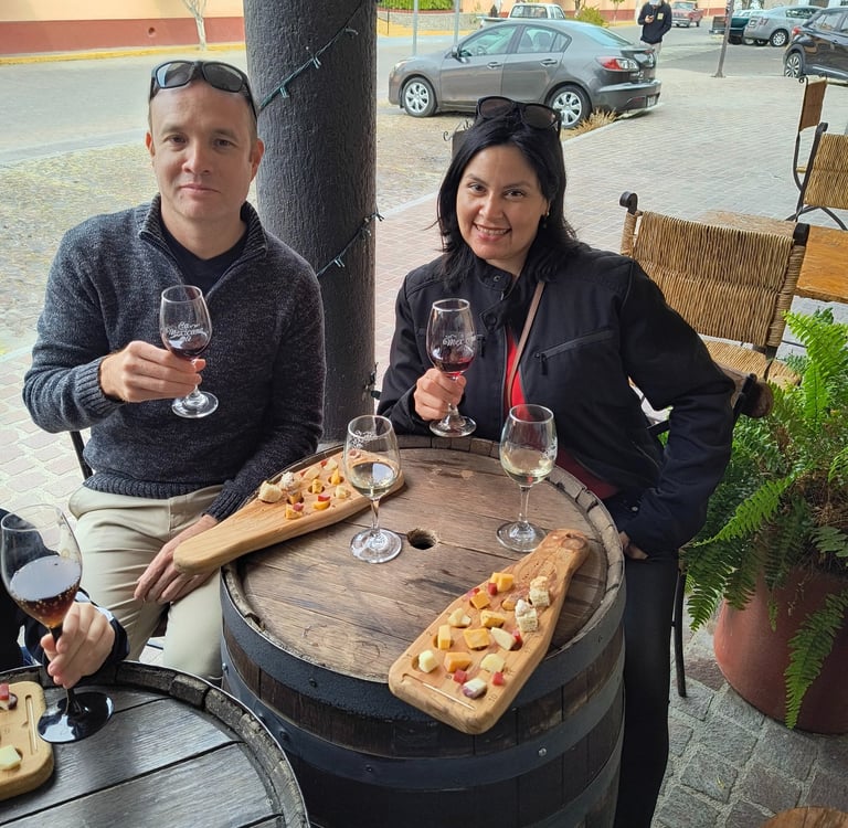 Pareja disfrutando su degustacion de quesos artesanales
