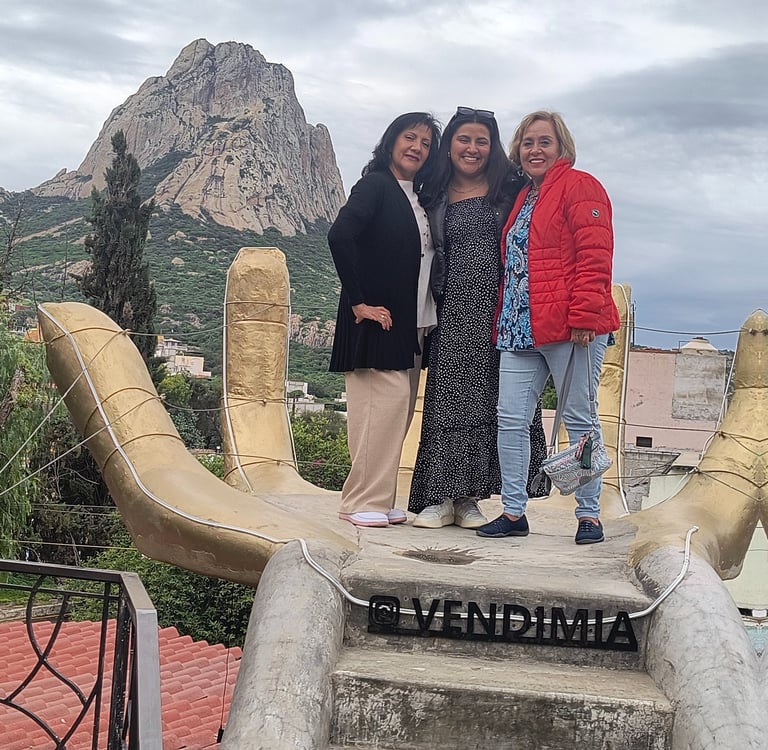 Familia en una mano gigante y al fondo la peña de bernal