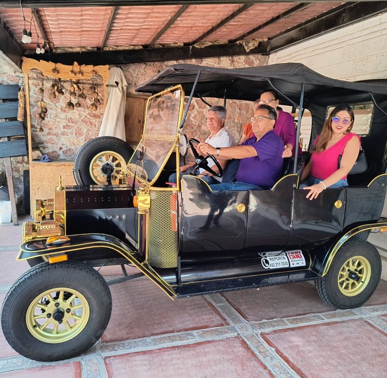 Familia dentro de un vehiculo de exhibicion en tequisquiapan