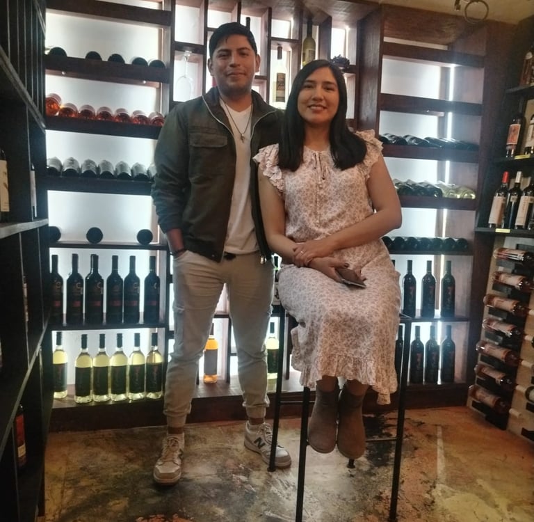 Pareja dusfrutando degustacion en tienda artesanal de vinos