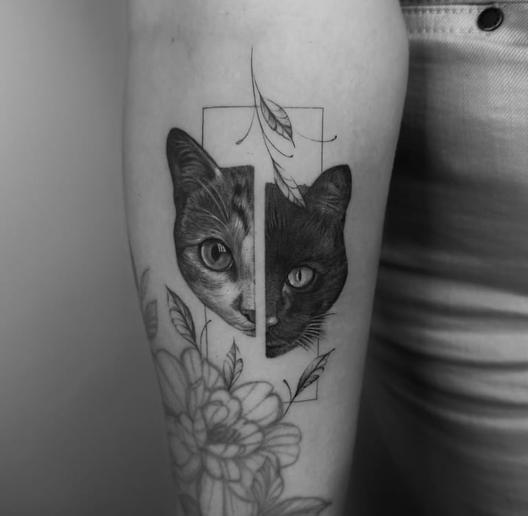 Tatuaje microrealismo dos gatos fusionados con flores y marco geométrico madrid