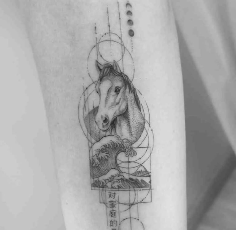Tatuaje microrealismo caballo con olas japonesas y geometría en antebrazo madrid