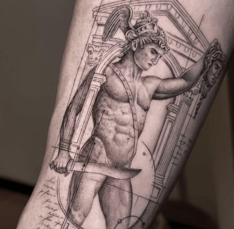 Tatuaje microrealismo Perseo con Medusa y templo griego en antebrazo madrid