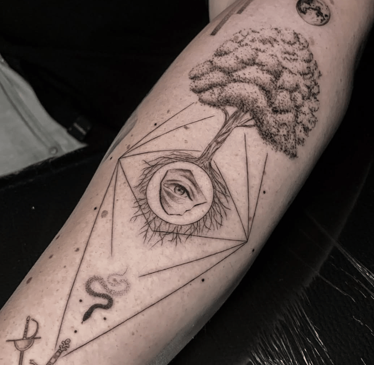 Tatuaje fineline ojo geométrico con árbol, espadas y luna en antebrazo madrid