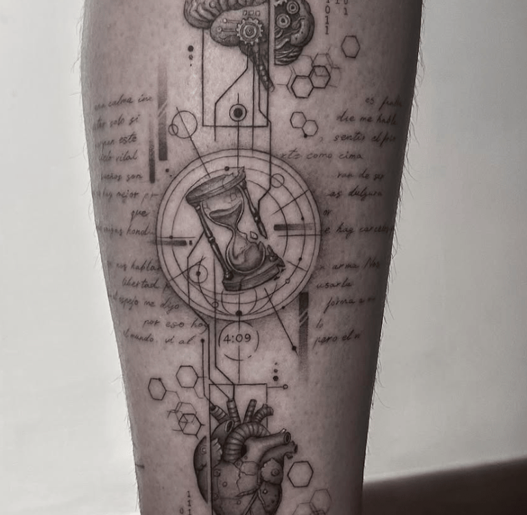 Tatuaje fineline cerebro, reloj de arena y corazón anatómico con geometría madrid