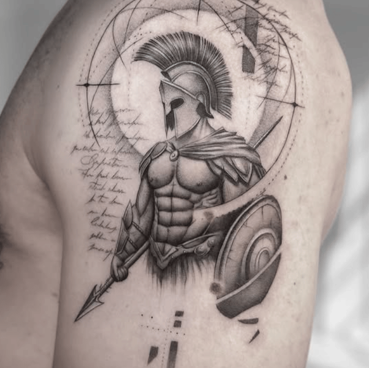 Tatuaje microrealismo guerrero espartano con geometría en hombro madrid