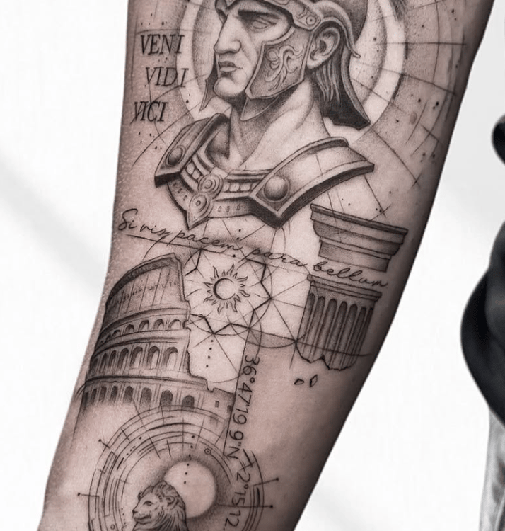 Tatuaje microrealismo soldado romano con Coliseo y geometría en antebrazo madrid