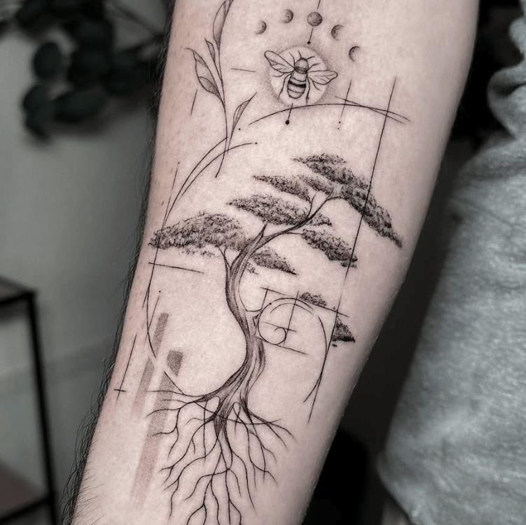 Tatuaje fineline árbol bonsái con abeja, fases lunares y geometría madrid