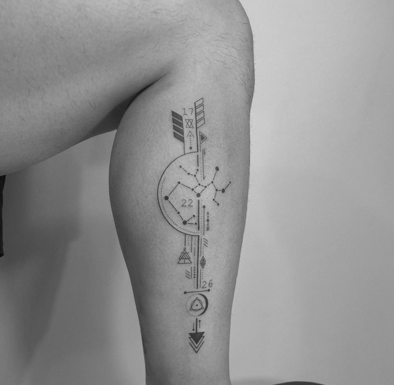 Tatuaje geométrico flecha con constelación y símbolos en pierna madrid