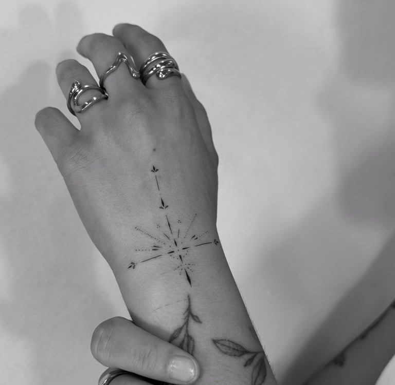 Tatuaje fineline estrella polar en mano y muñeca realizado en Madrid madrid