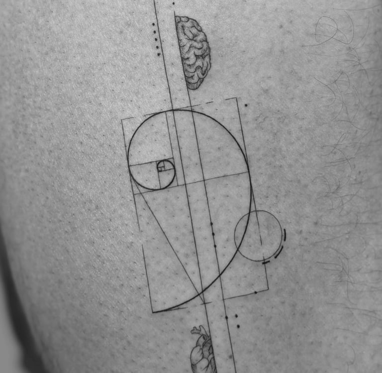 Tatuaje geométrico espiral de Fibonacci con cerebro y corazón realista madrid