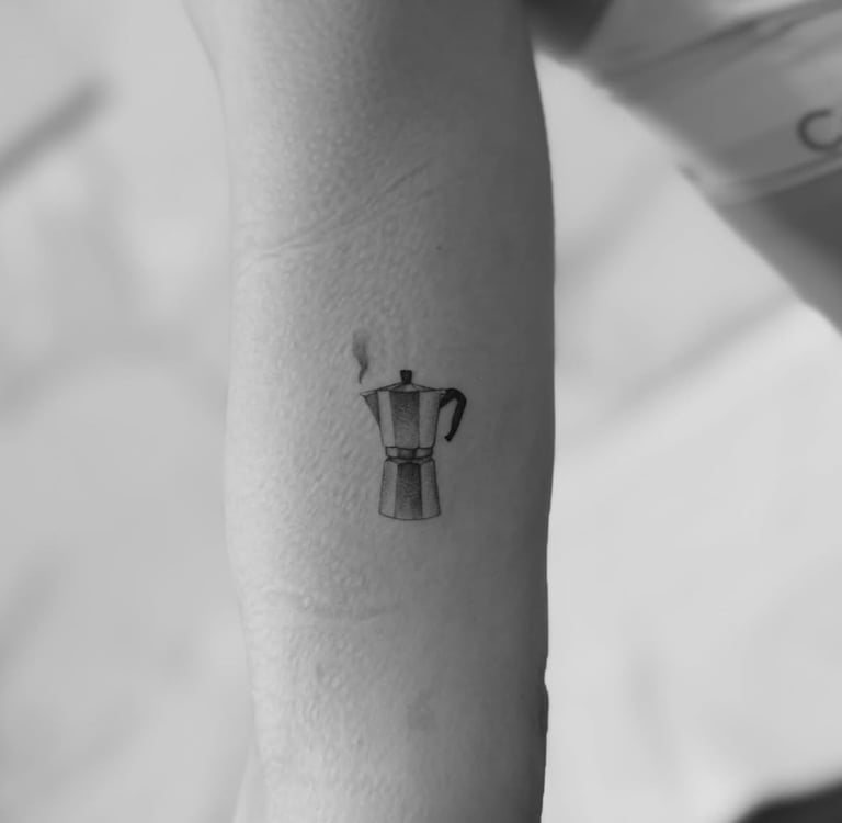 Tatuaje microrealismo en Madrid de cafetera italiana moka con detalle realista