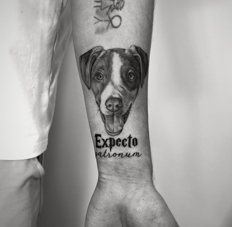 Tatuaje fineline en Madrid de retrato microrealista de perro con lettering Expecto Patronum 
