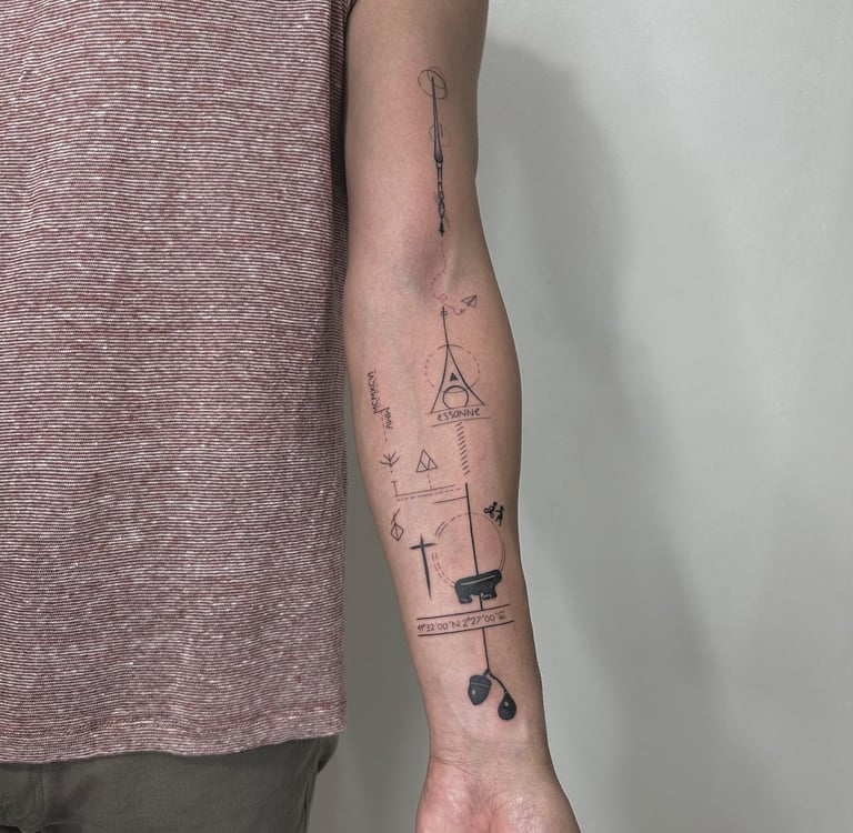 Tatuaje fineline en Madrid de manga completa collage con Reliquias de la Muerte coordenadas 