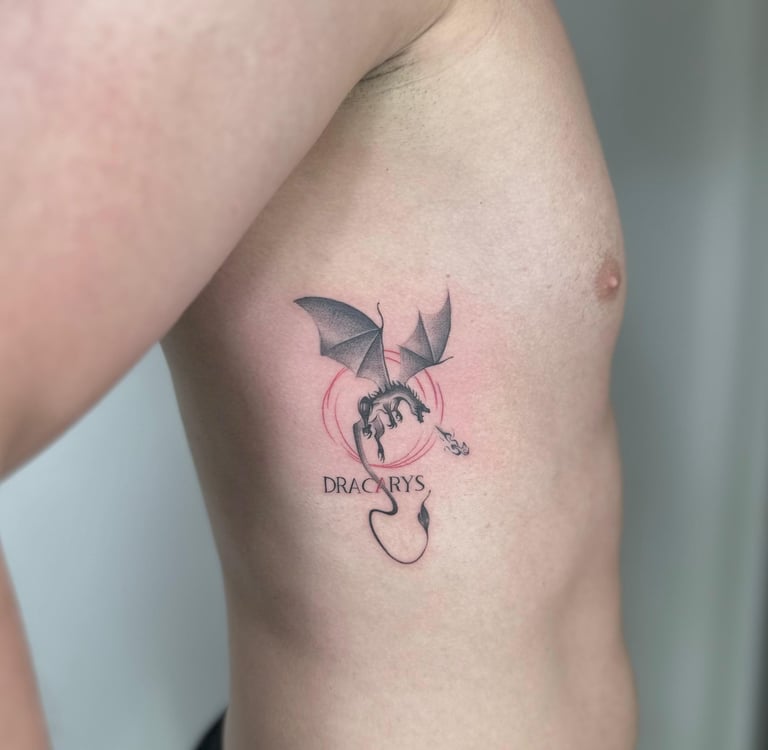  Tatuaje en Madrid de dragón con lettering Dracarys y círculo rojo inspirado en Juego de Tronos en e