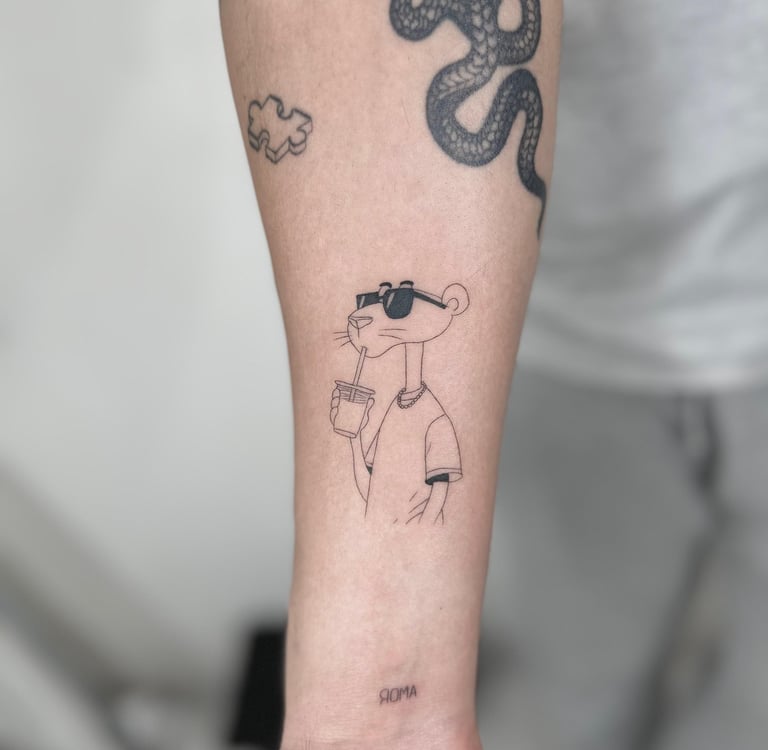 Tatuaje fineline en Madrid de la Pantera Rosa con gafas de sol y batido