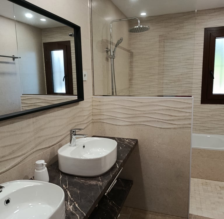 Baño en casa con piscina