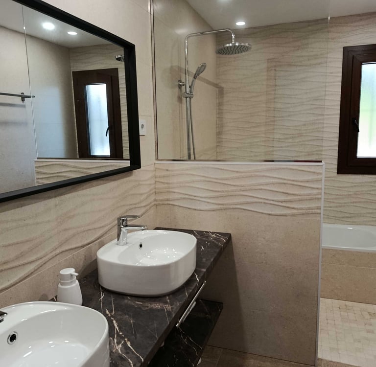 Baño en casa con piscina