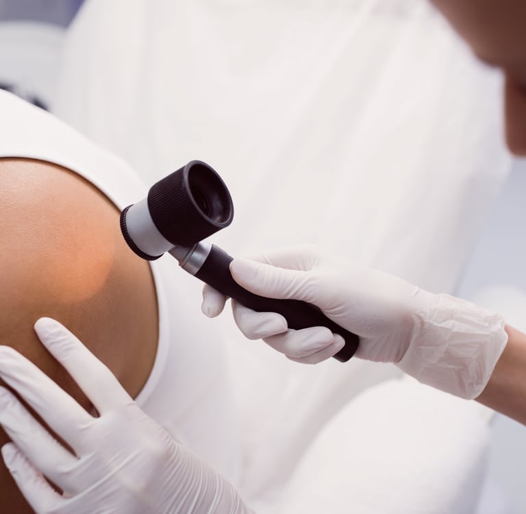 Médico dermatologista realizando dermatoscopia em paciente.