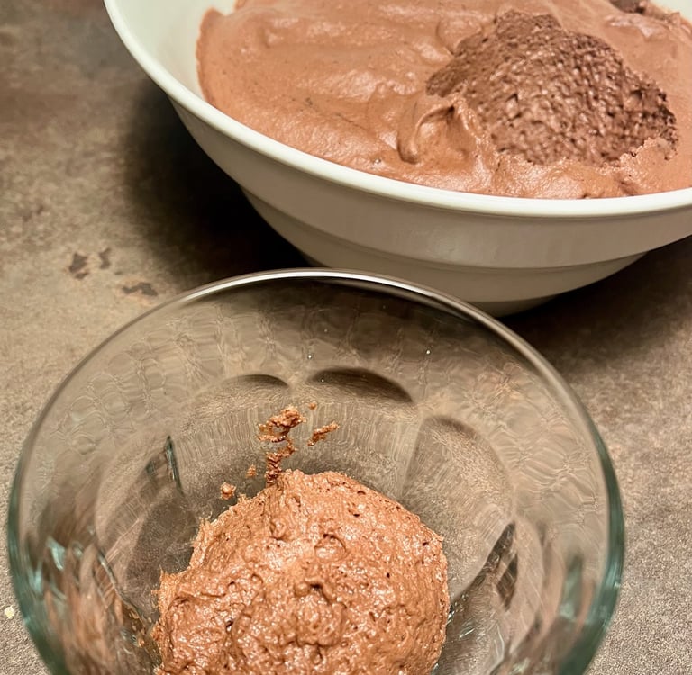 Mousse au chocolat réalisée avec de l'aquafaba. Crédit photo Terres & Graines
