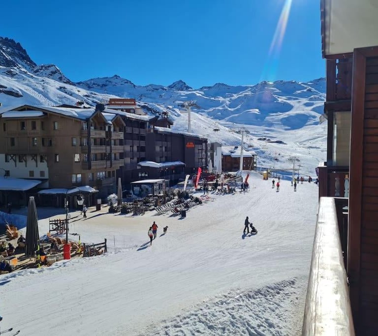 Ski-in ski-out access from the residence on the snowy front de neige in Val Thorens