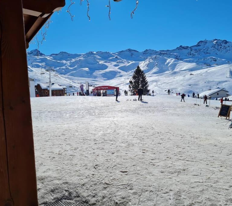 Open view of the Val Thorens ski slopes and surrounding alpine mountains