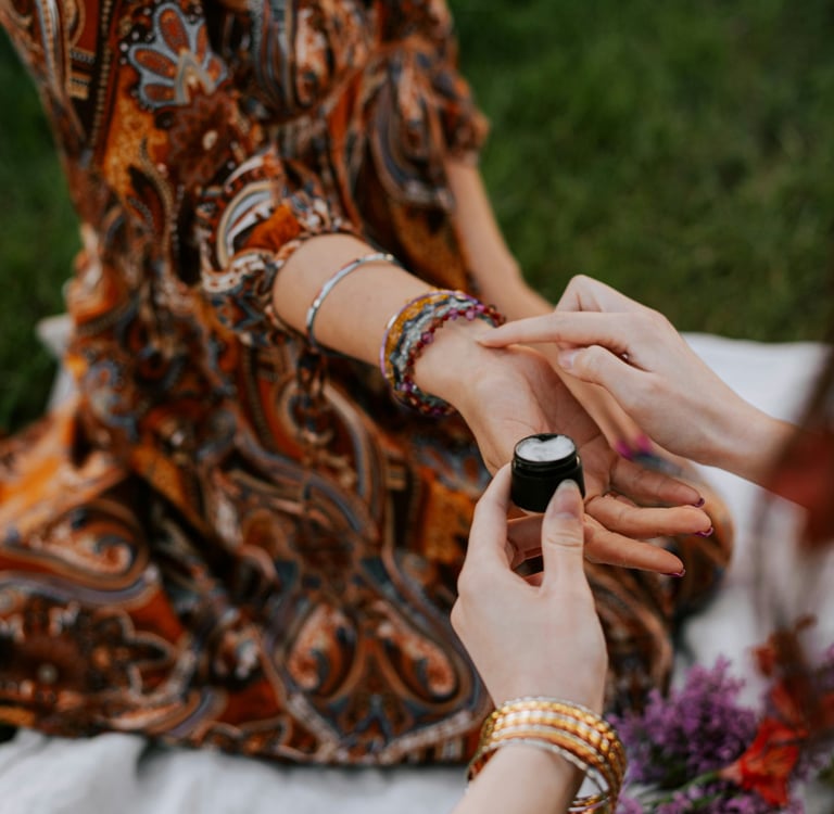 eine Frau berührt das Handgelenk einer anderen Frau