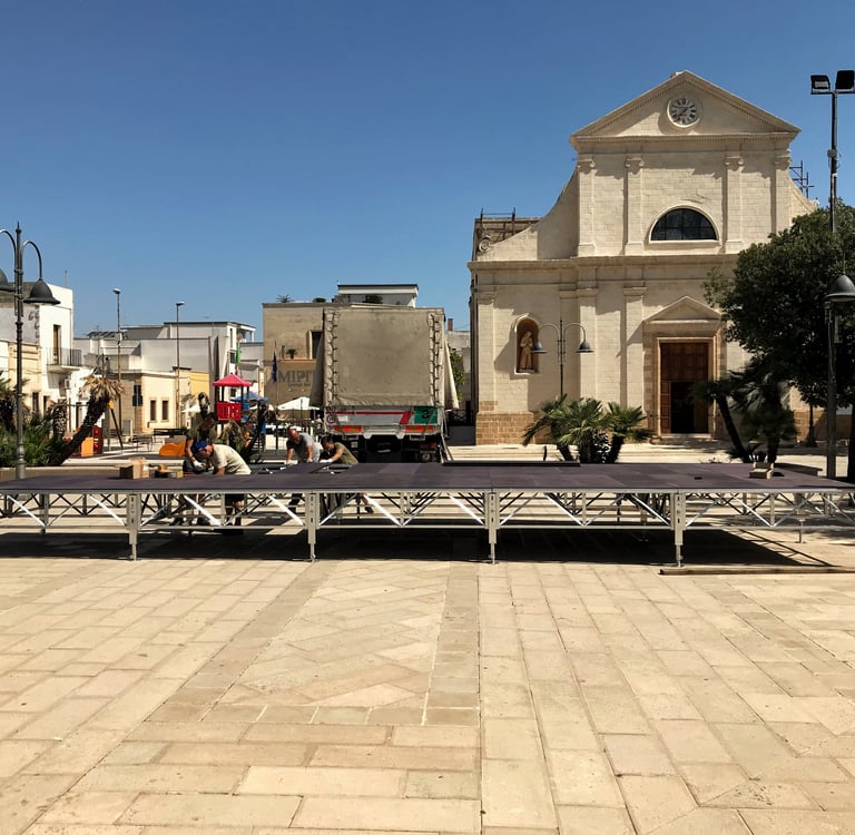 palco comunale installato presso Piazza Castello a Monteparano