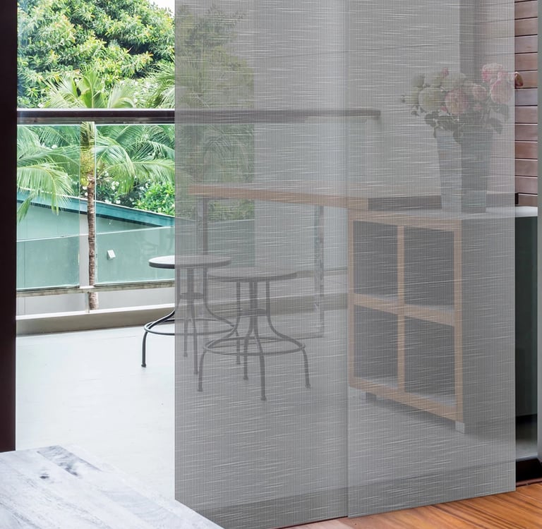 Panneau japonais gris devant une baie vitrée