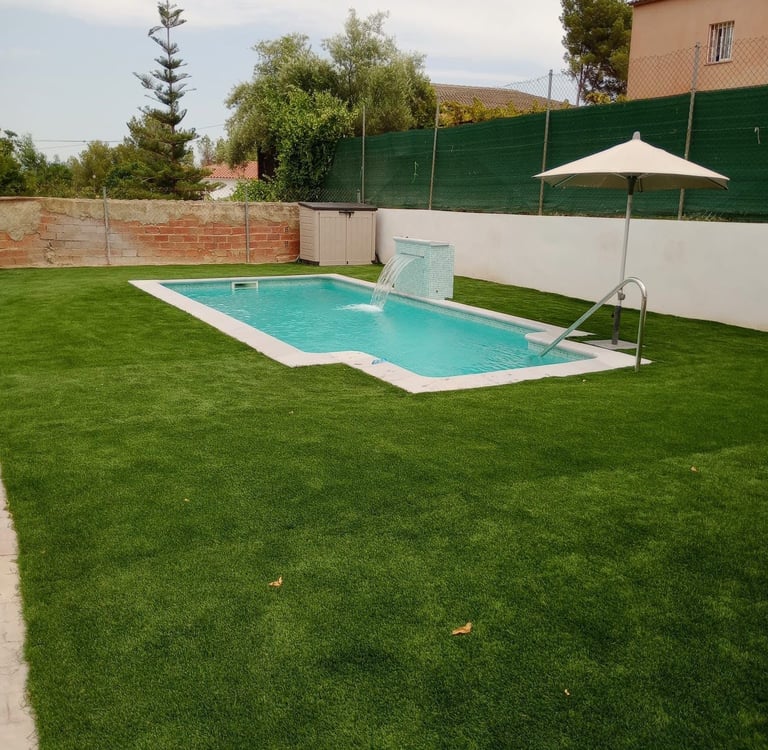 piscina de diseño con cascada