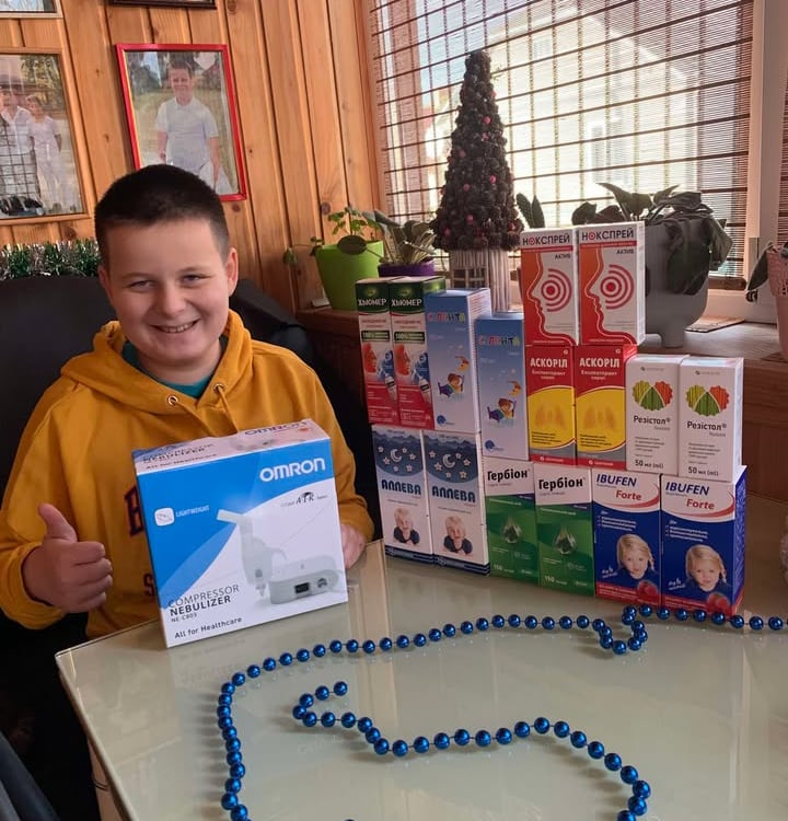  хлопчик тримає коробку з ліками