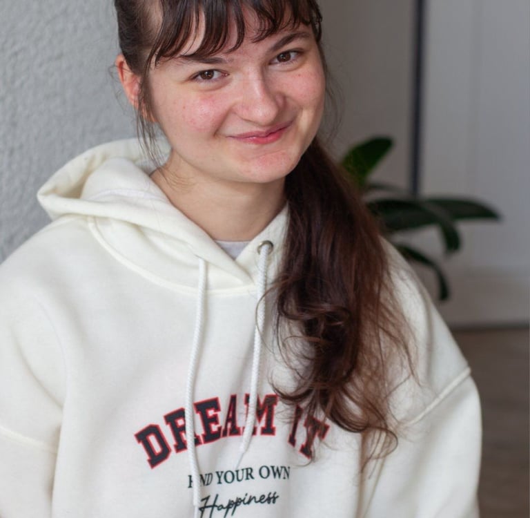 жінка в білому худі і білій сорочці