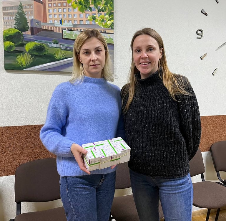 дві жінки стоять поруч одна з одною в кімнаті