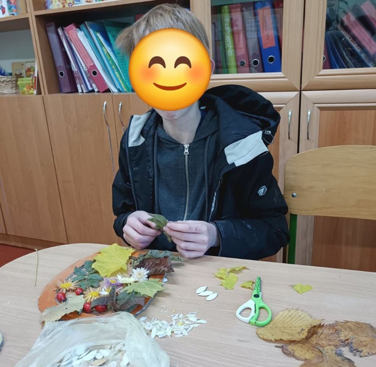 хлопчик із смайликом на обличчі