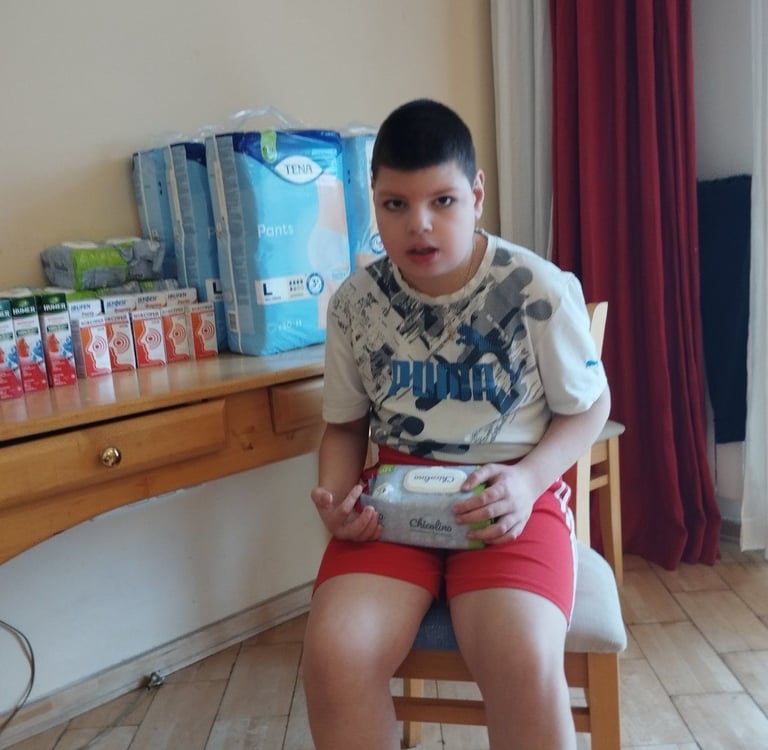 хлопчик сидить на стільці з вологими серветками