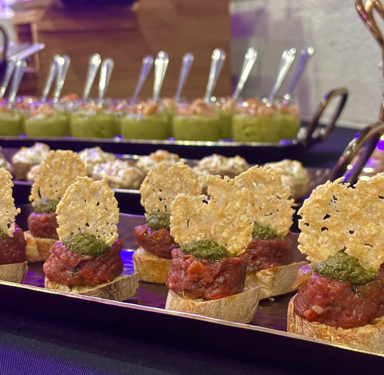 Tártaro de res con pesto casero y tuille de parmesano